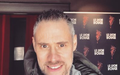 Magie close-up pour une entreprise lors d’un cocktail.