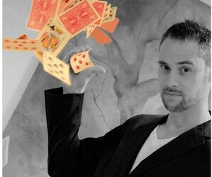 Magicien close-up lors d’un anniversaire de mariage à Thil dans l’Ain.